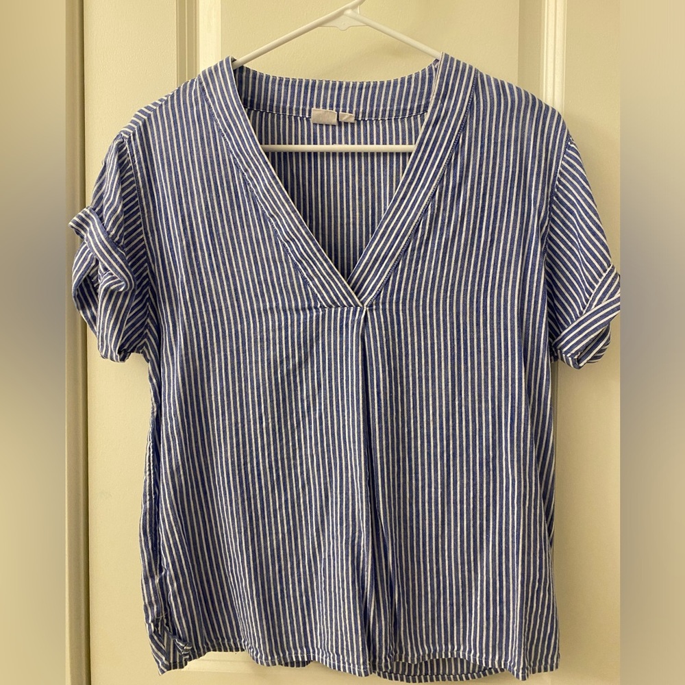 Woman’s Gap blue and white striped v-neck short sleeve shirt! Size XS